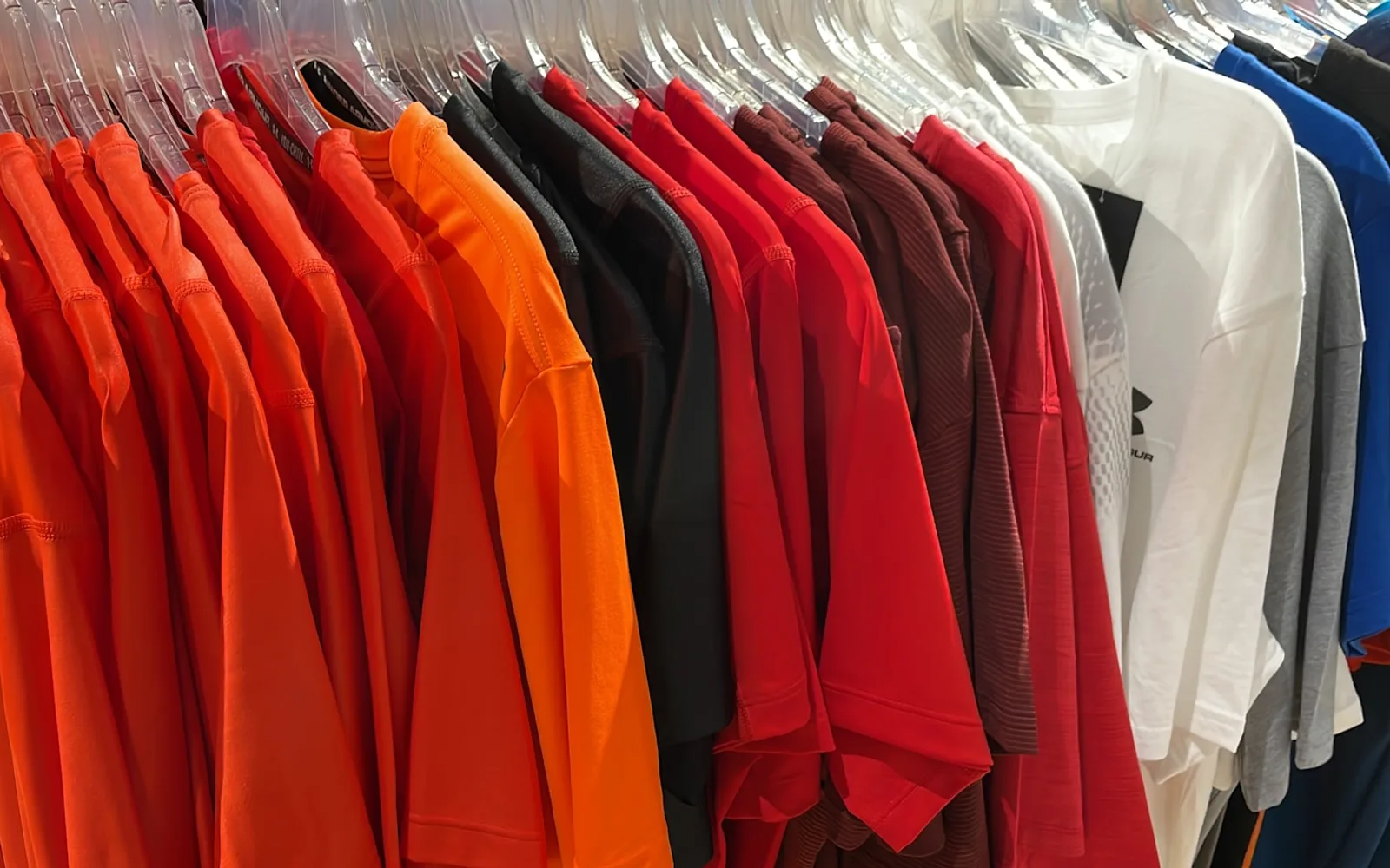 Reihen von T-Shirts, die zum Vergleich leerer Kleidungsstücke für den Druck verwendet werden