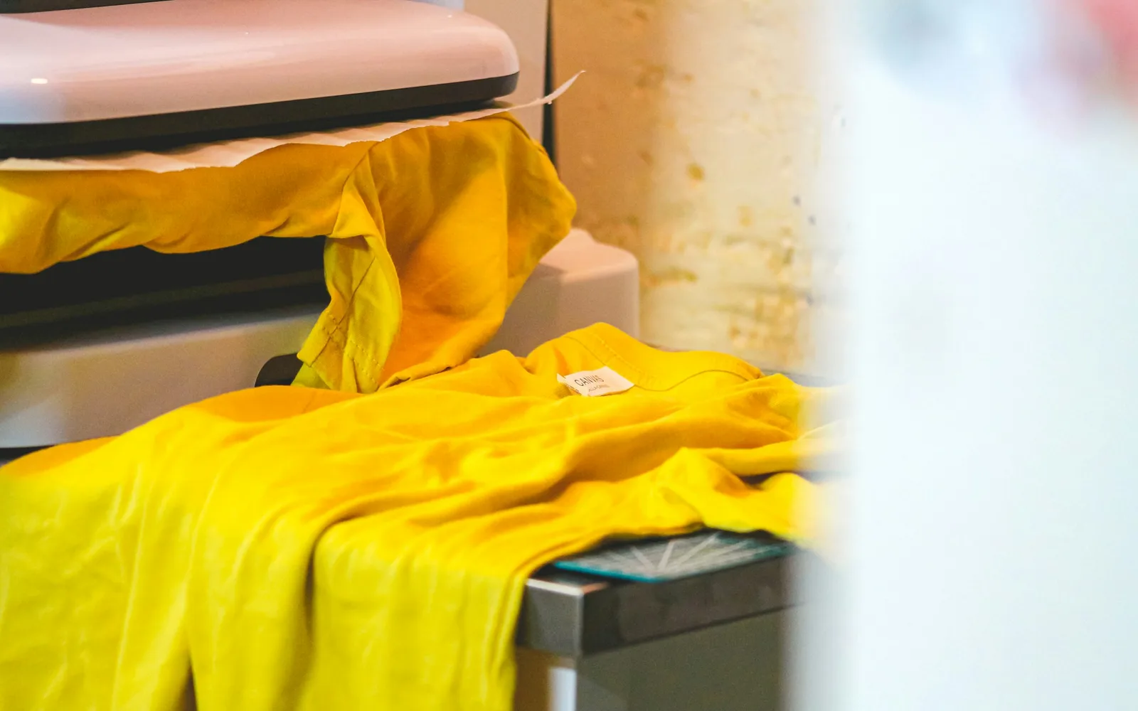 Ein Workshop zum Bedrucken von Kleidungsstücken, in dem die Unterschiede zwischen DTF und DTG erläutert werden
