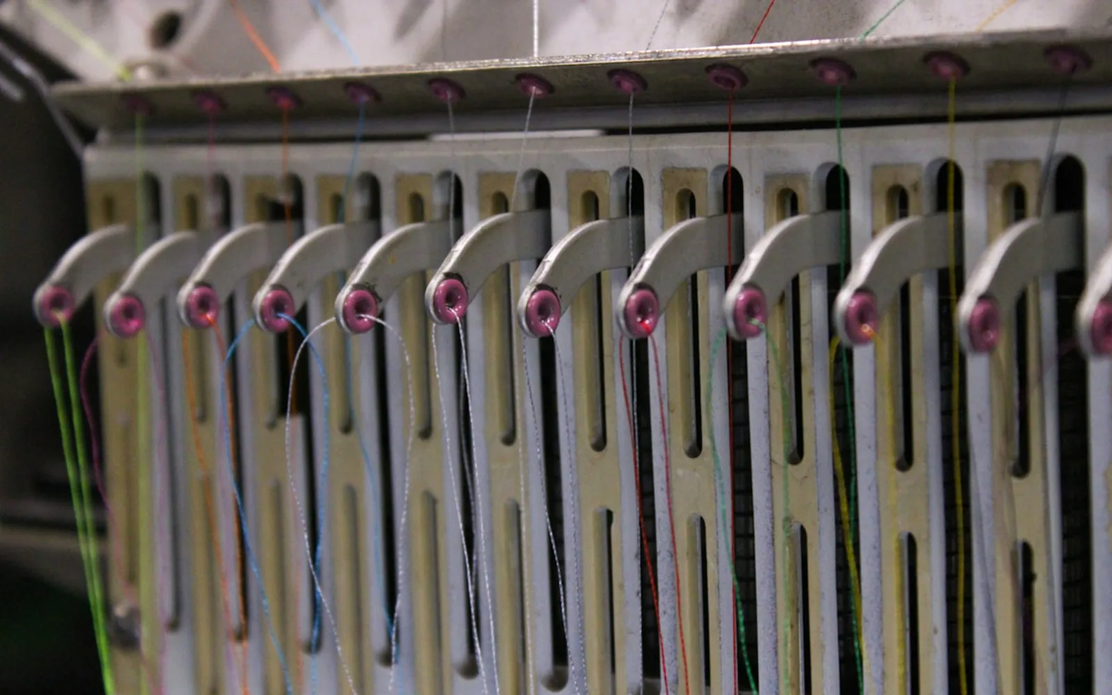 Nahaufnahme einer Stickmaschine als Leitfaden zum Vergleich von Stickerei und Bekleidungsdruck