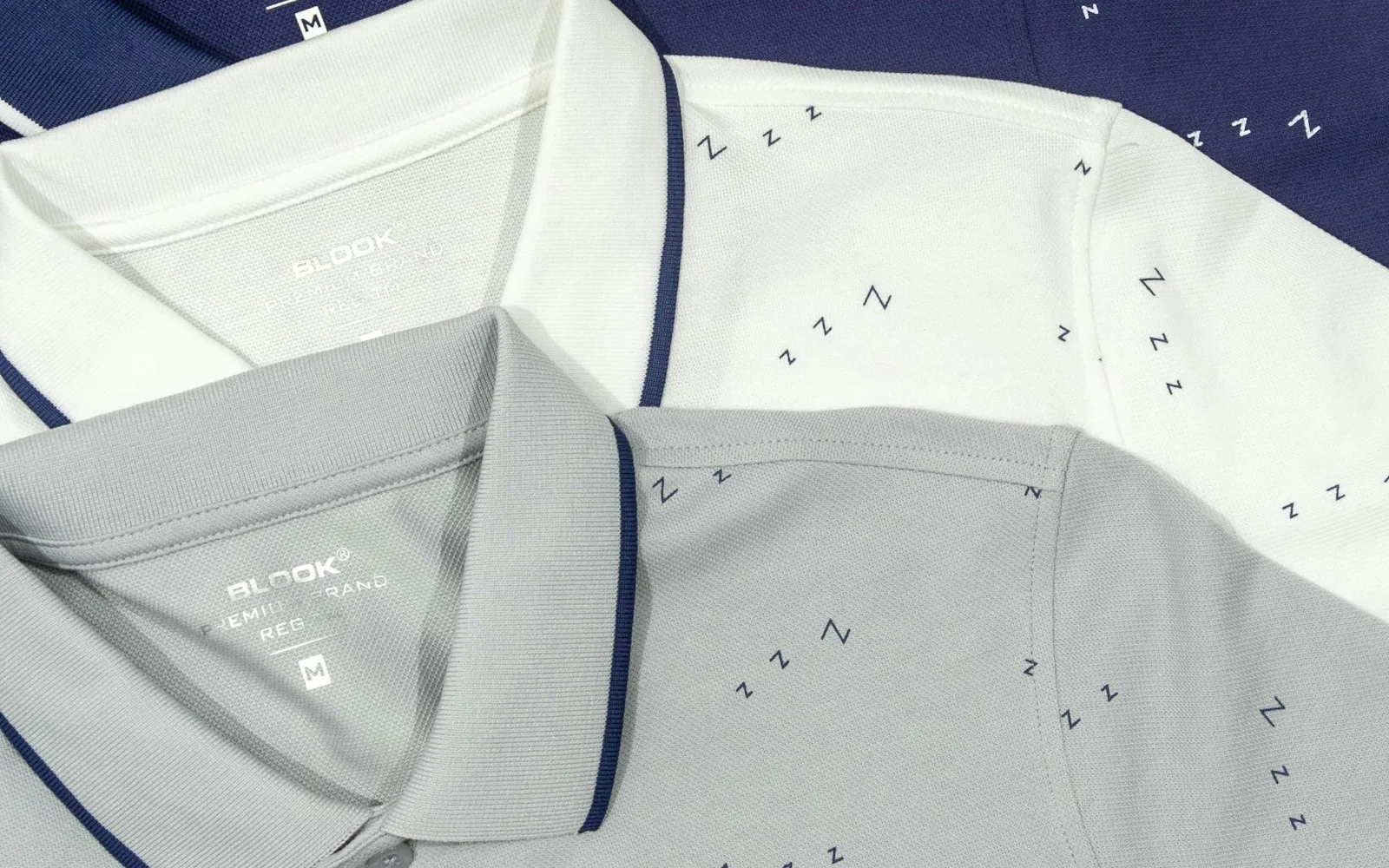 Poloshirts zur Demonstration verschiedener Platzierungen von Firmenlogos