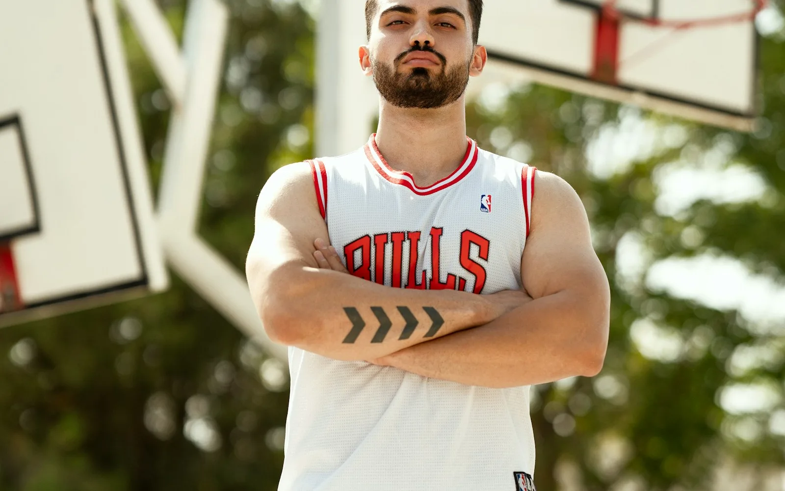Athlet trägt ein Sporttrikot für eine Anleitung zum Verzieren von Polyester-Sportbekleidung