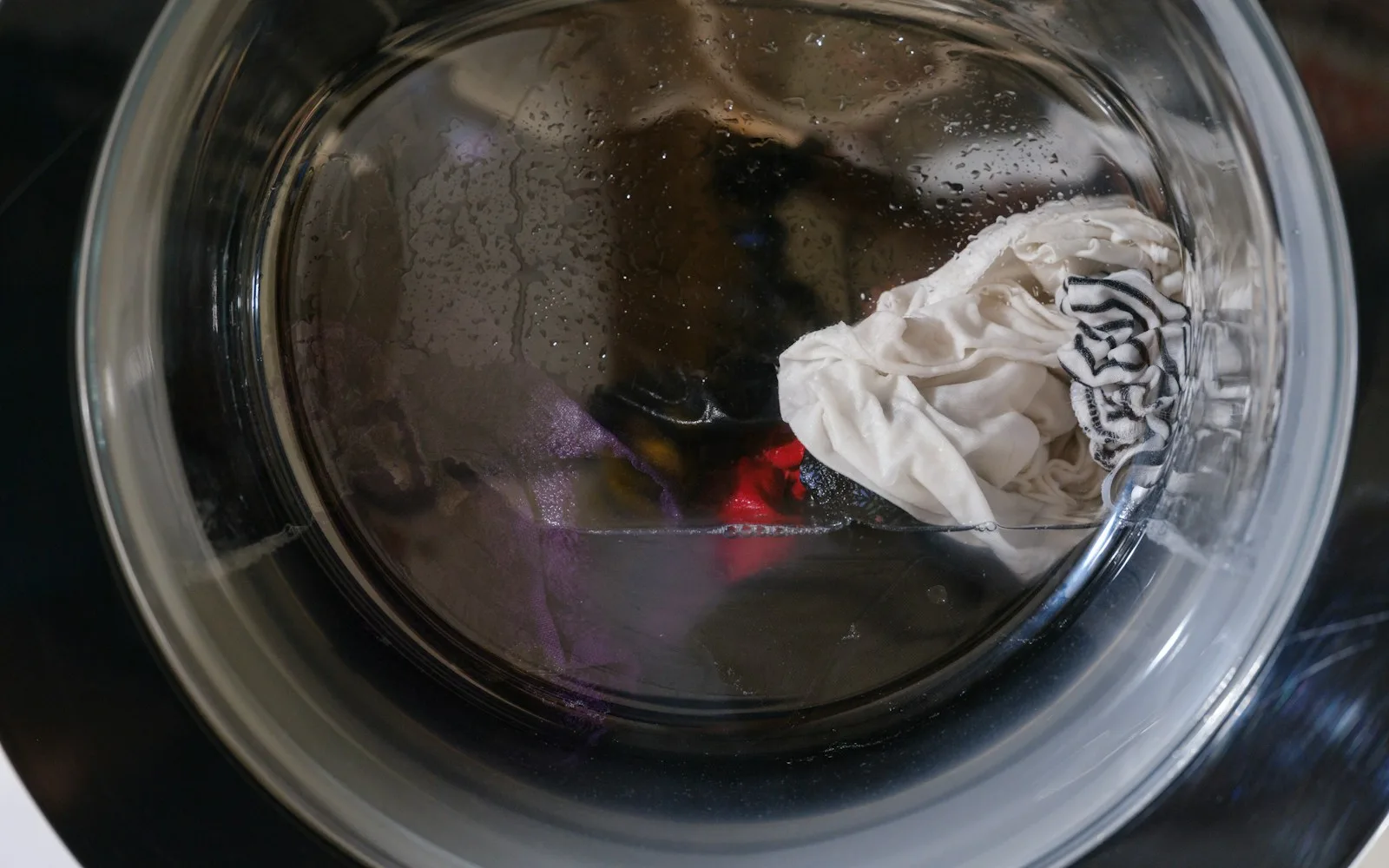 Kleidung in einer Waschmaschine für einen gedruckten Leitfaden zur Kleidungspflege