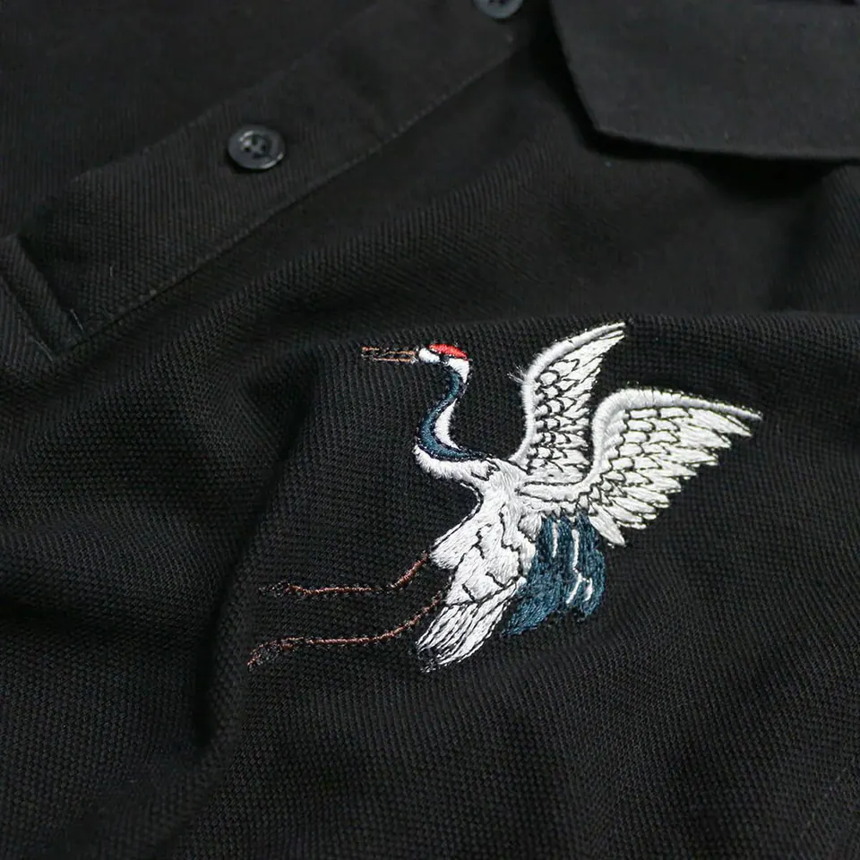 Zuerst überprüfen wir die Vorderseite, die Nähte und die Logodetails