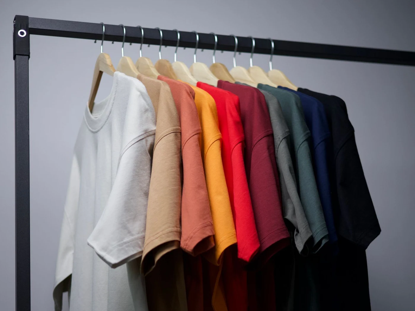 Unbedruckte T-Shirts in verschiedenen Farben als Ausgangspunkt für individuelle Veredelung